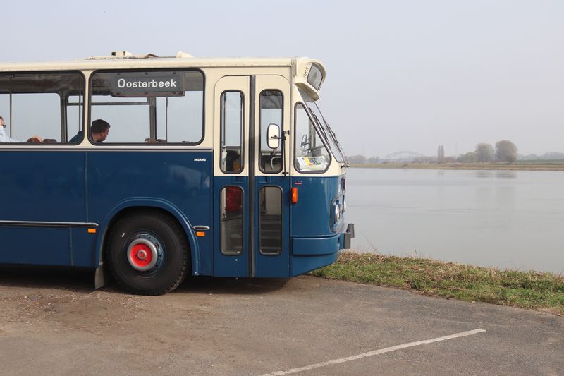 Rondrit met museumbussen door Arnhem
